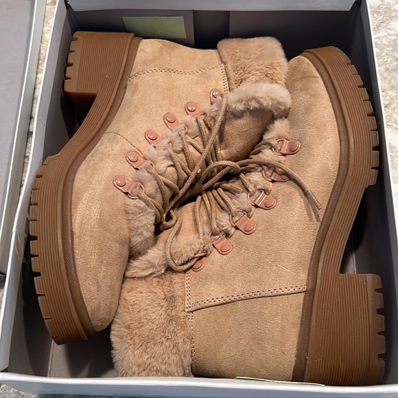 Like New tan women’s size 8 furry booties - Picture 7 of 8